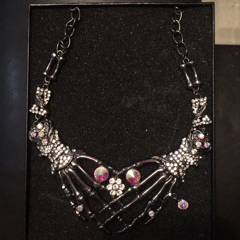 Skull hand hypoallergenic necklace